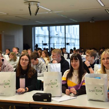 Studierende mit Ersti-Tüten im Hörsaal