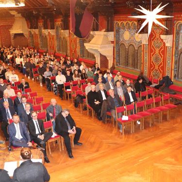 Blick von oben auf den voll besetzten Festsaal der Wartburg