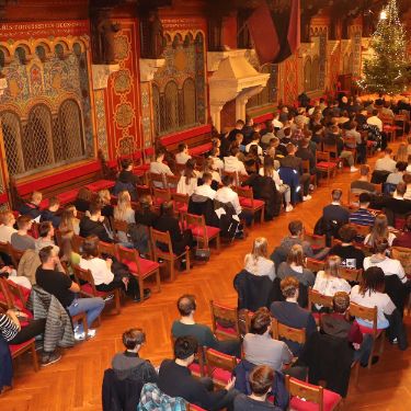 Blick von oben auf den voll besetzten Festsaal der Wartburg