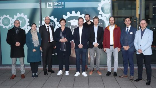 Gruppenbild mit DHGE-Vertretern und Saskia Esken, Parteivorsitzende der SPD, sowie Bundestagsabgeordnete Tina Rudolph am Campus Eisenach,