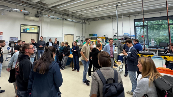 Das Bild weist darauf hin, dass am Campus Eisenach ein Alumni-Treffen stattfindet. 