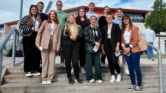 Gruppe von Studierenden bei der Exkursion zur Erwicon