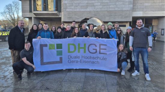 Die Teilnehmer der Sprachreise nach Dublin mit DHGE-Fahne 