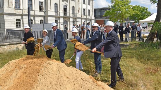 Darstellung eines symbolischen Spatenstiches. zu sehen sind von links: Geschäftsführer Dr.-Ing. Claus D. Worschech, Kanzlerin Frau Göthe, Wissenschaftsminister Wolfgang Tiefensee, Bauministerin Susanna Karawanskij, Oberbürgermeister der Stadt Gera Julian Vonarb und  Präsident des TLBV Hans-Karl Rippel