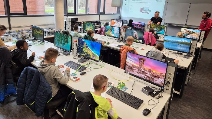 Kinder nehmen am Workshop der Kinderuni teil