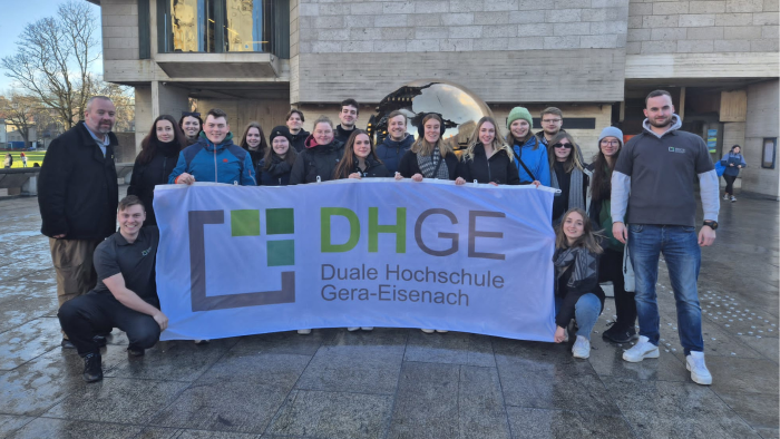 Die Teilnehmer der Sprachreise nach Dublin mit DHGE-Fahne 