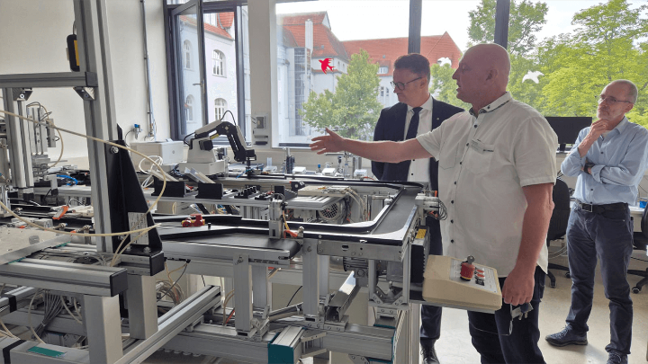 Thüringer Minister für Bildung, Wissenschaft und Kultur besucht Campus Eisenach. Auf dem Bild ist der Minister Tischner mit zwei Professoren der DHGE im Gespräch zu sehen.