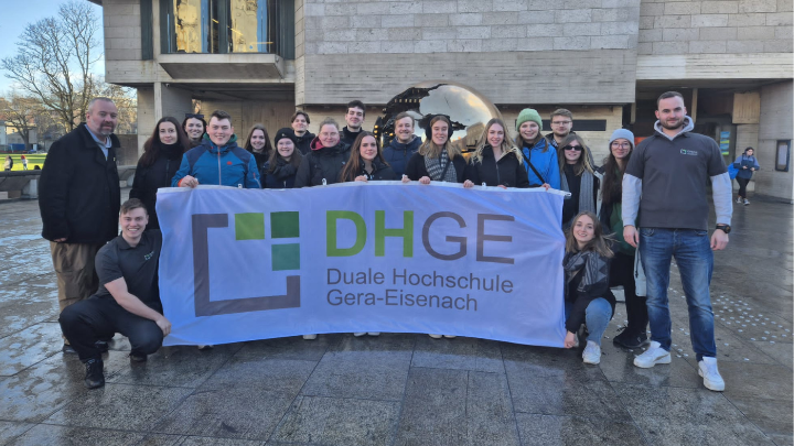Die Teilnehmer der Sprachreise nach Dublin mit DHGE-Fahne